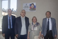На фото (слева направо): директор ИФХЭ РАН, член-корреспондент РАН Алексей Константинович Буряк, родители Александра &ndash; Владимир Анатольевич и Галина Владимировна Лебедевы, научный руководитель ИФХЭ РАН, академик РАН Аслан Юсупович Цивадзе /  &copy; 2026 Ольга Макарова, пресс-служба ИФХЭ РАН