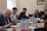 Фото: Академик РАН А.Ю. Цивадзе знакомит комиссию с участниками проекта и ходом его реализации / Источник: &copy; 2026 Ольга Вадимовна Макарова, ИФХЭ РАН